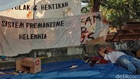 Arif Harianto, salah satu karyawan yang menetap di tenda tersebut mengatakan pihak hotel tidak memberi kejelasan gaji pada mereka sejak bulan April. Gaji bulan Maret pun baru dibayarkan sebagian (Faiq Azmi/detikTravel)