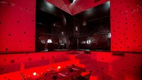 Karena saat ini klub malam dan hotel masih tutup, jadi para tamu yang mereservasi restoran bisa melakukan social distancing. 