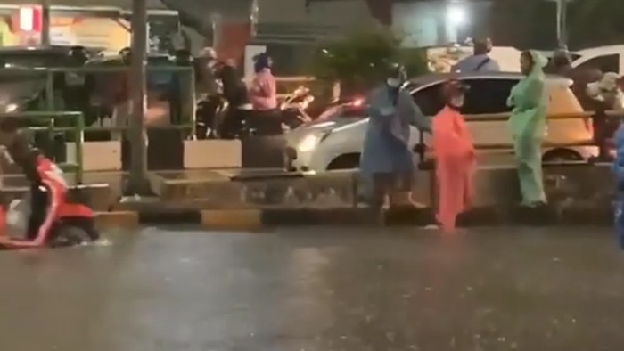 Hujan Deras, Sebagian Wilayah Depok Terendam Banjir!