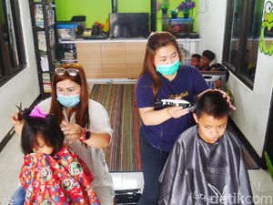 Ibu-Anak di Bandung Barat Layani Potong Rambut Gratis, Ini Syaratnya