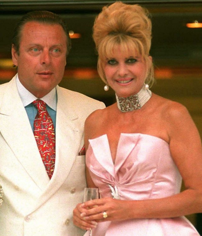 Setelah bercerai dari Donald Trump, Ivana Trump sendiri sebenarnya sudah dua kali menikah lagi. Donald Trump pun suami keduanya. Suami ketiganya adalah pebisnis Italia, Riccardo Mazzucchelli. Pernikahannya dengan suami ketiga hanya bertahan dua tahun. Mereka bercerai pada 1997. Foto: Getty Images/Pascal Le Segretain