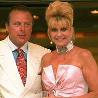 Setelah bercerai dari Donald Trump, Ivana Trump sendiri sebenarnya sudah dua kali menikah lagi. Donald Trump pun suami keduanya. Suami ketiganya adalah pebisnis Italia, Riccardo Mazzucchelli. Pernikahannya dengan suami ketiga hanya bertahan dua tahun. Mereka bercerai pada 1997. Foto: Getty Images/Pascal Le Segretain