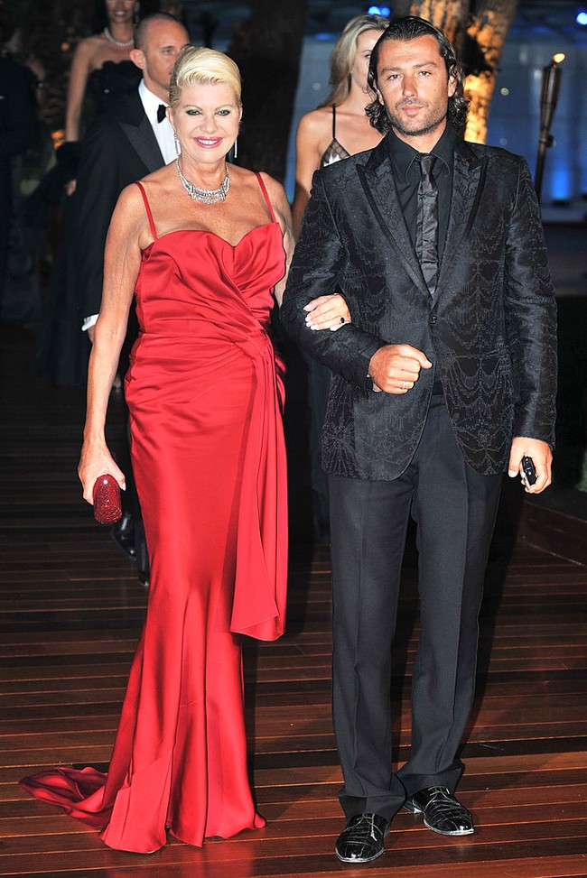 Uniknya pernikahan Ivana Trump dan Rossano Rubicondi ini digelar meriah oleh mantan suaminya, Donald Trump. Pernikahan digelar dengan dihadiri 400 tamu undangan di resort Mar-a-Lago, Florida. Foto: Getty Images/Pascal Le Segretain