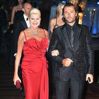 Uniknya pernikahan Ivana Trump dan Rossano Rubicondi ini digelar meriah oleh mantan suaminya, Donald Trump. Pernikahan digelar dengan dihadiri 400 tamu undangan di resort Mar-a-Lago, Florida. Foto: Getty Images/Pascal Le Segretain