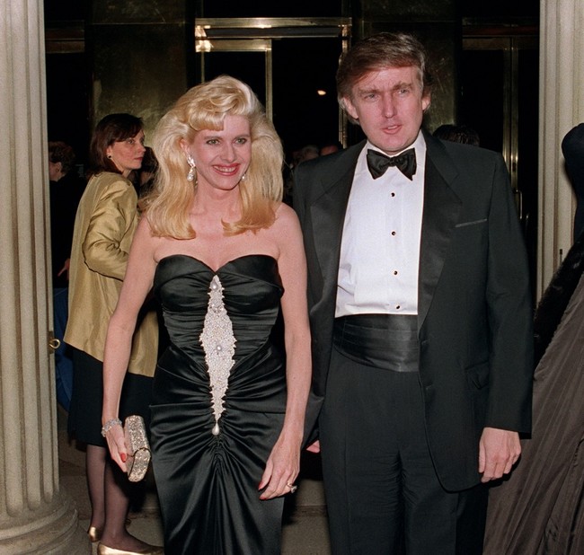 Ivana Trump merupakan mantan istri pertama Donald Trump. Ivana dan Donald Trump menikah pada 1977 dan bercerai pada 1992. Dari pernikahan ini, Ivana dan Donald Trump memiliki tiga anak yaitu Donald Trump Jr., Ivanka Trump dan Eric Trump. Foto: Getty Images/Pascal Le Segretain