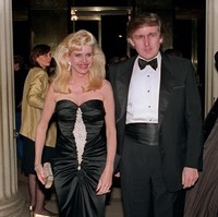Ivana Trump merupakan mantan istri pertama Donald Trump. Ivana dan Donald Trump menikah pada 1977 dan bercerai pada 1992. Dari pernikahan ini, Ivana dan Donald Trump memiliki tiga anak yaitu Donald Trump Jr., Ivanka Trump dan Eric Trump. Foto: Getty Images/Pascal Le Segretain