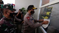 Apartemen Bebas COVID-19 ini untuk meningkatkan kesadaran masyarakat berbasis komunitas. Di apartemen ini ada 99 security yang langsung bertugas menjadi petugas COVID19, bertugas mengingatkan dan menegur masyarakat penghuni apartemen untuk mematuhi protokol kesehatan.