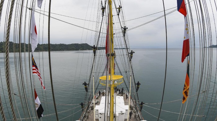 Sejumlah Taruna AAL tingkat III angkatan ke-67 mengikuti parade roll di atas KRI Bima Suci saat akan sandar di Dermaga Pangkalan TNI AL (Lanal) Caligi, Pesawaran, Lampung, Sabtu (3/10/2020). KRI Bima Suci akan sandar selama tiga hari di Lampung untuk melaksanakan sejumlah kegiatan dalam mendukung latihan praktek (lattek) Kartika Jala Krida (KJK) 2020. ANTARA FOTO/M Risyal Hidayat/hp.
