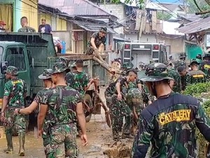 Air Surut, Aparat-Warga Kerja Bakti Angkut Lumpur Sisa Banjir di Ambon
