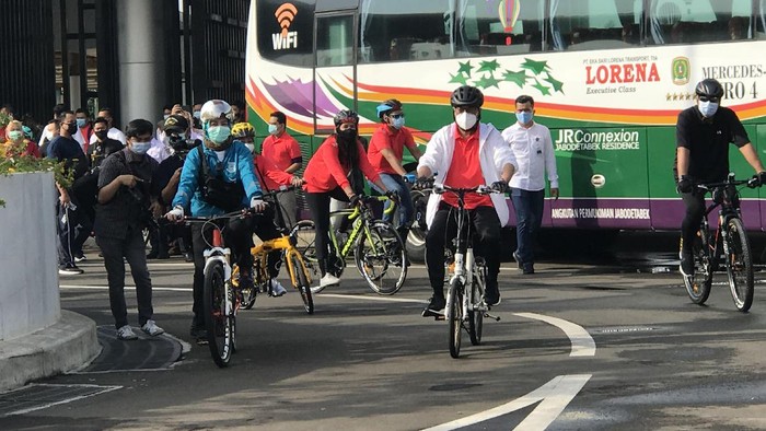 Menhub Budi Karya bersepeda di Cisauk