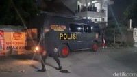 Dari penggerebekan tersebut diamankan satu orang laki-laki. Berdasar informasi, laki-laki yang diamankan berinisial HD.