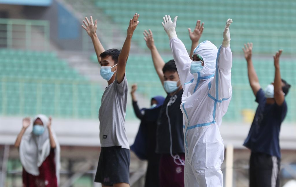 Pasien OTG Covid-19 ikuti senam pagi di Stadion Patriot Chandrabhaga, Bekasi. AP/Achmad Ibrahim