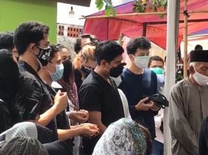 Ketegaran Nino RAN Antar Sang Ayah ke Tempat Peristirahatan Terakhir