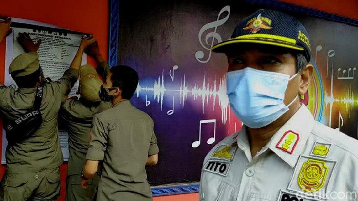 Pemasangan edaran penutupan hiburan malam sementara di Pemalang,Jateng,Minggu (4/10/2020)