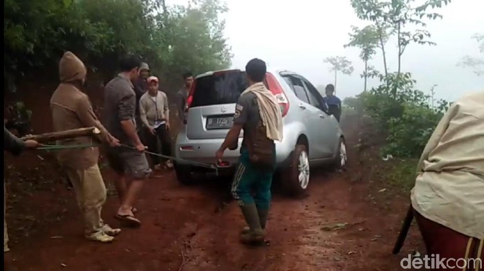 Pemobil asal Jakarta tersesat di hutan Tasikmalaya 10 jam