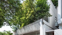 Agar dapat diisi banyak pohon, atap rumah pun ikut ditanami. Istimewa/Dezeen.