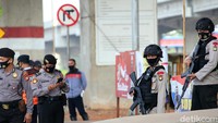 Polisi dengan membawa senjata laras panjang terlibat dalam Operasi Yustisi.