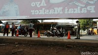 Puluhan petugas gabungan terus melakukan pengawasan kepada pengendara yang melintas.