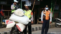 Mereka menghentikan pengendara yang melanggar protokol kesehatan.