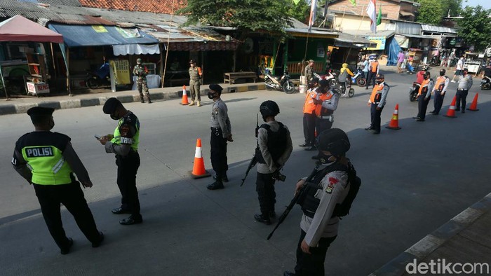 Polisi Bersenjata Laras Panjang Siaga di Operasi Yustisi Polisi melakukan Operasi Yustisi untuk penegakan penerapan protokol kesehatan. Polisi bersenjata laras panjang terlihat berjaga dalam operasi tersebut.