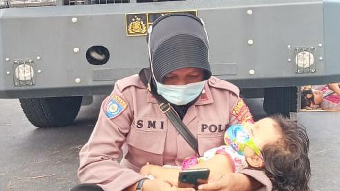 polwan di Dompu bawa anak saat amankan demo sengketa Pilkada
