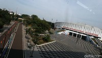 Suasana di kawasan tersebut terlihat sepi dari aktifitas warga. Biasanya kawasan ini  selalu ramai oleh warga yang berolahraga di hari Minggu.