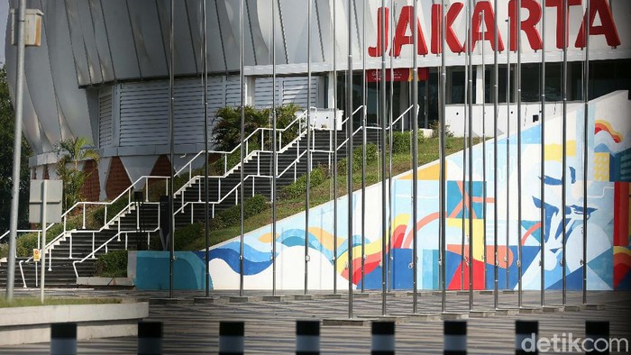 Sejumlah fasilitas olah raga ditutup terkait PSBB ketat yang diterapkan di DKI Jakarta, salah satunya adalah Jakarta International Velodrome, Rawamangun. Begini potretnya.