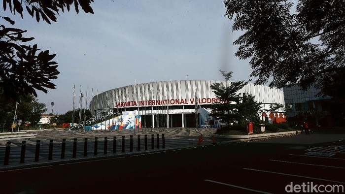 Sejumlah fasilitas olah raga ditutup terkait PSBB ketat yang diterapkan di DKI Jakarta, salah satunya adalah Jakarta International Velodrome, Rawamangun. Begini potretnya.