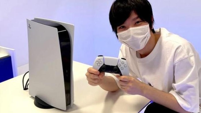YouTuber gaming yang memamerkan wujud asli PS5.