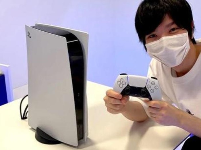 YouTuber gaming yang memamerkan wujud asli PS5.
