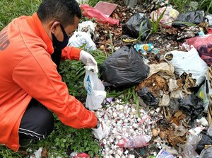 Terlalu! Ratusan Limbah Botol Vaksin Dibuang Sembarangan ke TPS Cianjur