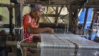 Presiden Joko Widodo meminta penyaluran seluruh bantuan sosial langsung tunai kepada masyarakat dipercepat untuk meningkatkan daya beli masyarakat pada kuartal III 2020 dengan Bantuan Presiden (Banpres) Produktif kepada usaha mikro kecil sebesar Rp2,4 juta. ANTARA FOTO/Harviyan Perdana Putra.