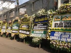 Ayah Nino RAN Meninggal, Karangan Bunga Penuhi Rumah Duka