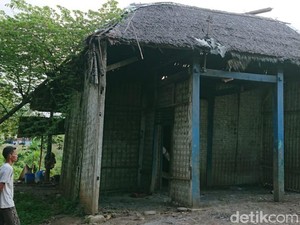 Keluarga di Pekalongan Ini 7 Tahun Tinggali Rumah yang Nyaris Roboh