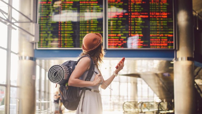 Ilustrasi seseorang sedang solo traveling.