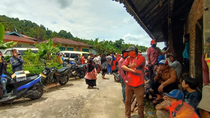 Personel BPBD Agam mencari puluhan warga Limapuluh Kota yang tersesat di hutan, Minggu (4/10/2020).