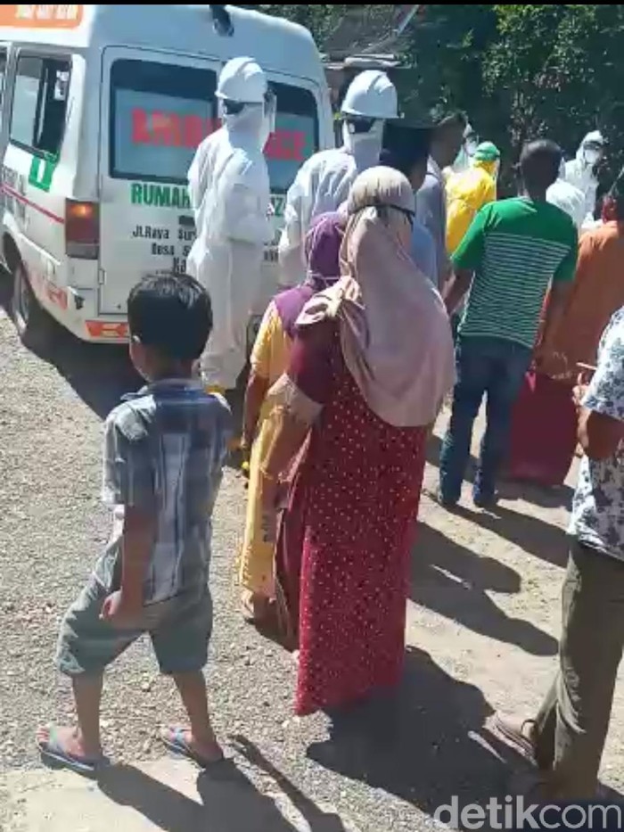 Tolak Pemakaman COVID-19, Warga Probolinggo Lempari Ambulan dan Bakar Peti