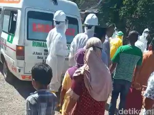 Tolak Pemakaman COVID-19, Warga Probolinggo Lempari Ambulan dan Bakar Peti