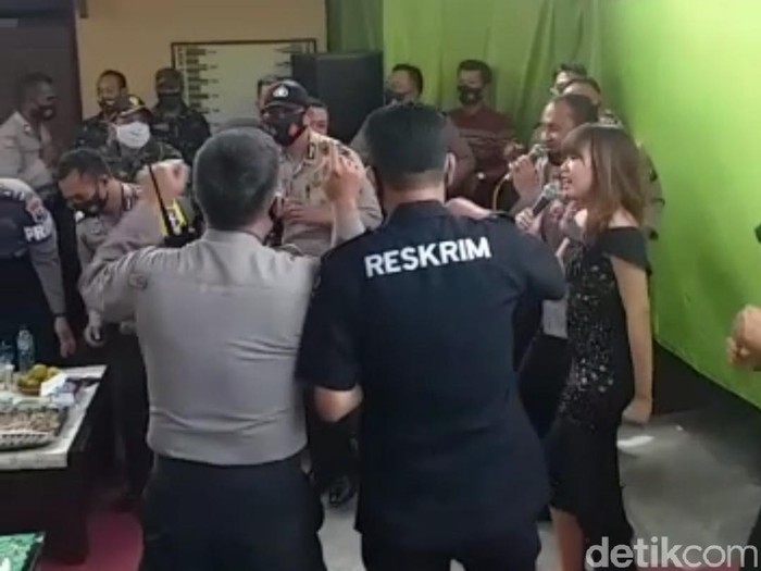 Video Anggota Polisi Joget Dangdut di Polsek Gondang Tulungagung Viral