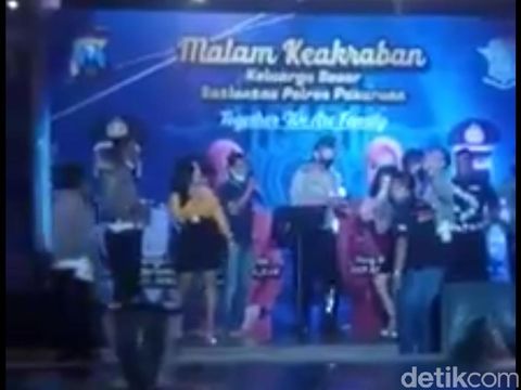 Viral Polisi Dangdutan Langgar Protokol Kesehatan, Netizen Geram