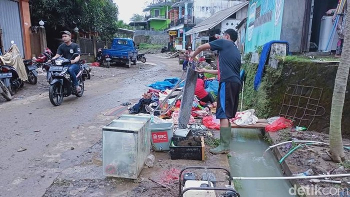 Korban Banjir Cianjur Gunakan Air Selokan Untuk Mencuci Dan Masak