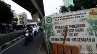 Satu per satu kendaraan melintasi jalan yang salah satu sisinya ditutup akibat pengerjaan proyek sehingga mengakibatkan kepadatan lalu lintas.