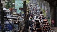 Kemacetan tak terhindarkan di Jalan Ciledug Raya, Jakarta, Senin (10/5/2020).