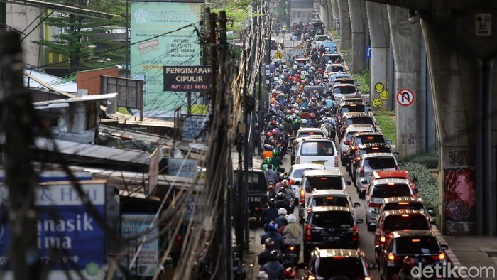 Ada Pengerjaan Proyek, Kawasan Ciledug Macet Kemacetan terjadi di Jalan Ciledug Raya, Jakarta. Kemacetan tersebut diketahui terjadi akibat adanya pengerjaan proyek di kawasan tersebut.