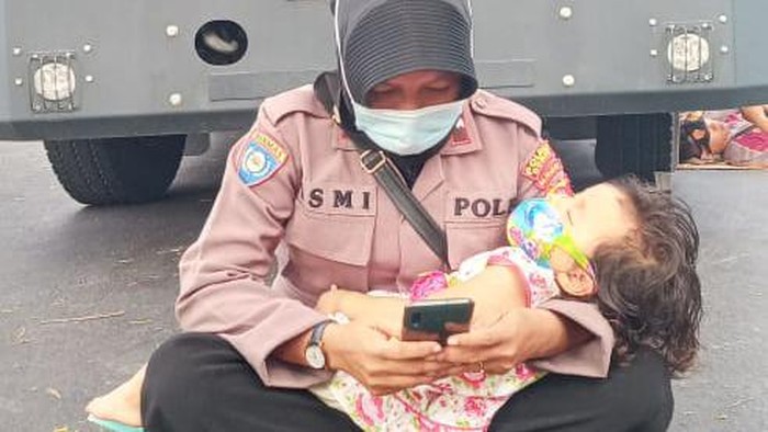 Aipda Ismi Andri Nurwati viral menggendong anak saat mengamankan demo sengketa Pilkada Dompu, NTB.