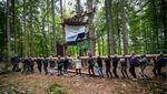 Aksi Aktivis Bikin Rumah Pohon Untuk Protes Perluasan Jalan