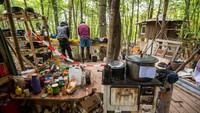 Hingga kini 30-40 rumah pohon setinggi 18 hingga 20 meter telah dibangun oleh para massa aksi untuk kamp mereka, di sepanjang rute jalan raya yang akan dibangun.  