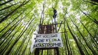 Aktivis membangun rumah pohon selama aksi protes menentang penggundulan hutan untuk perluasan jalan raya A49, di Dannenroeder, Jerman, Minggu (4/10/2020) waktu setempat.  