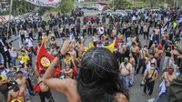 Para buruh ini menolak akan pengesahan RUU Cipta Kerja dan mengancam akan melakukan mogok kerja pada 6-8 Oktober 2020 mendatang.
