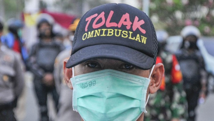 Sejumlah buruh berunjuk rasa di kawasan EJIP (East Jakarta Industrial Park), Cikarang, Kabupaten Bekasi, Jawa Barat, Senin (5/10/2020). Pada aksinya itu mereka menolak pengesahan RUU Cipta Kerja dan mengancam akan melakukan mogok kerja pada 6-8 Oktober 2020. ANTARA FOTO/Fakhri Hermansyah/pras.